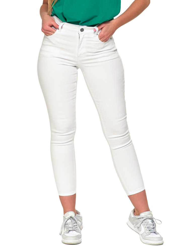 biale-spodnie-jeansy-152qnp-1.jpg